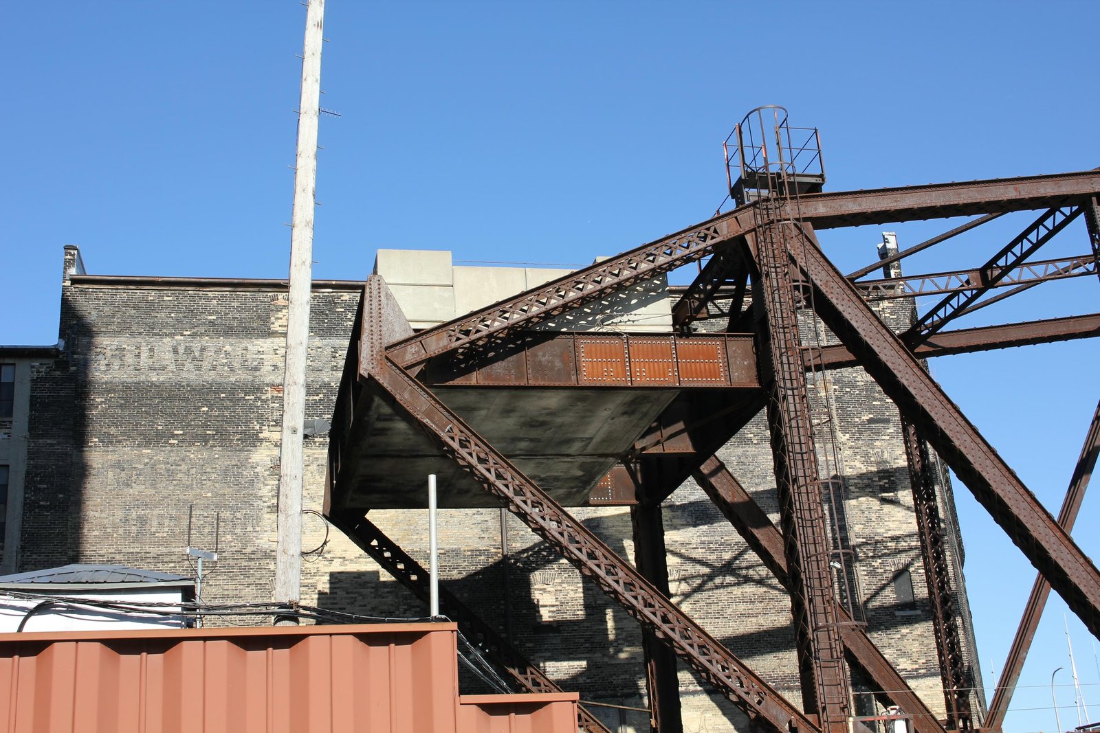 Counterweight arm details